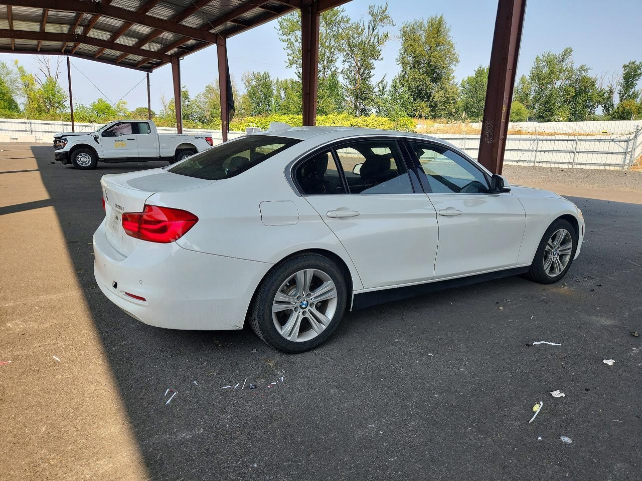 2017 BMW 3 Series 330I - Фото 3