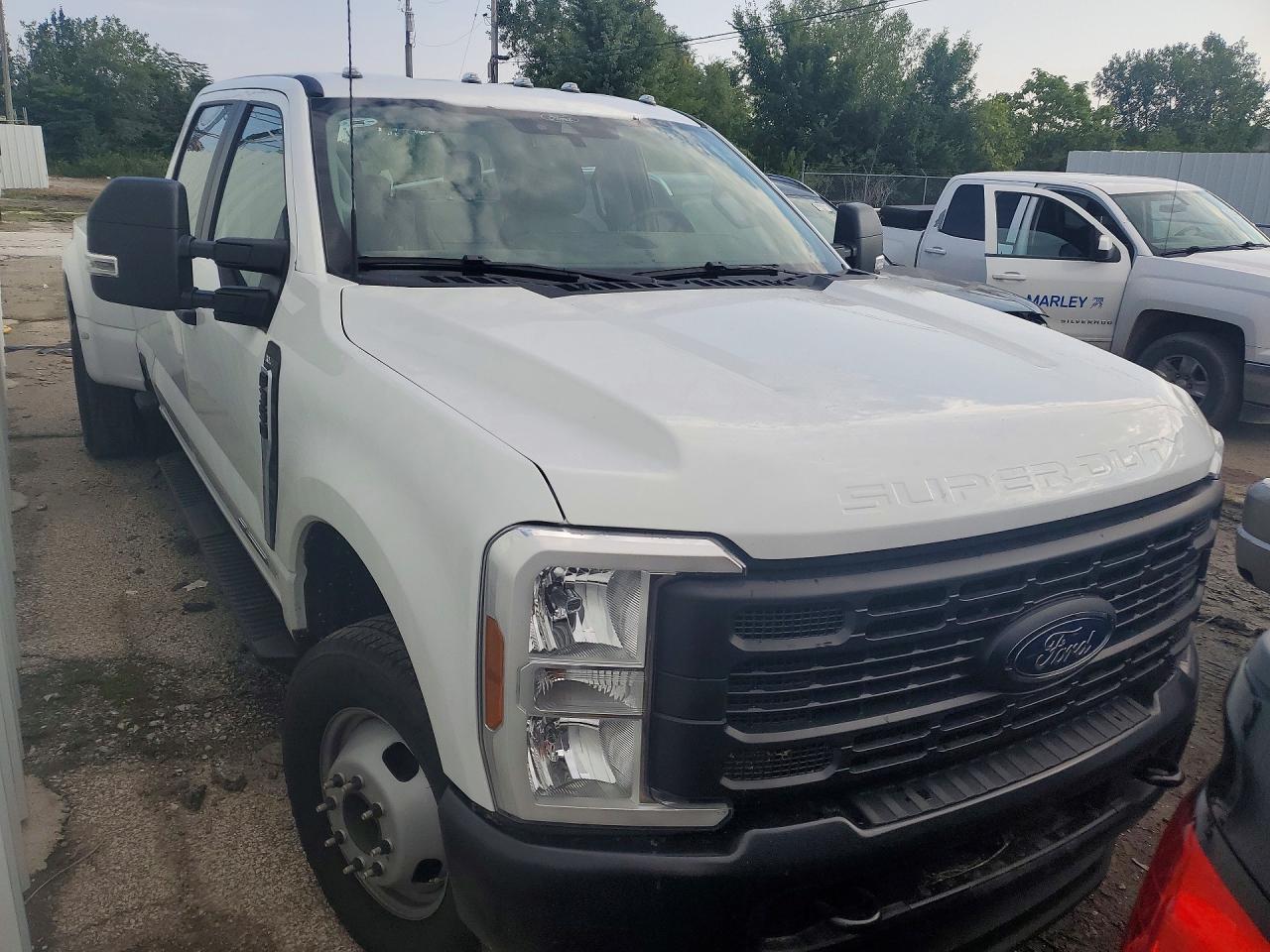 2025 Ford F350 Super Duty - Image 4