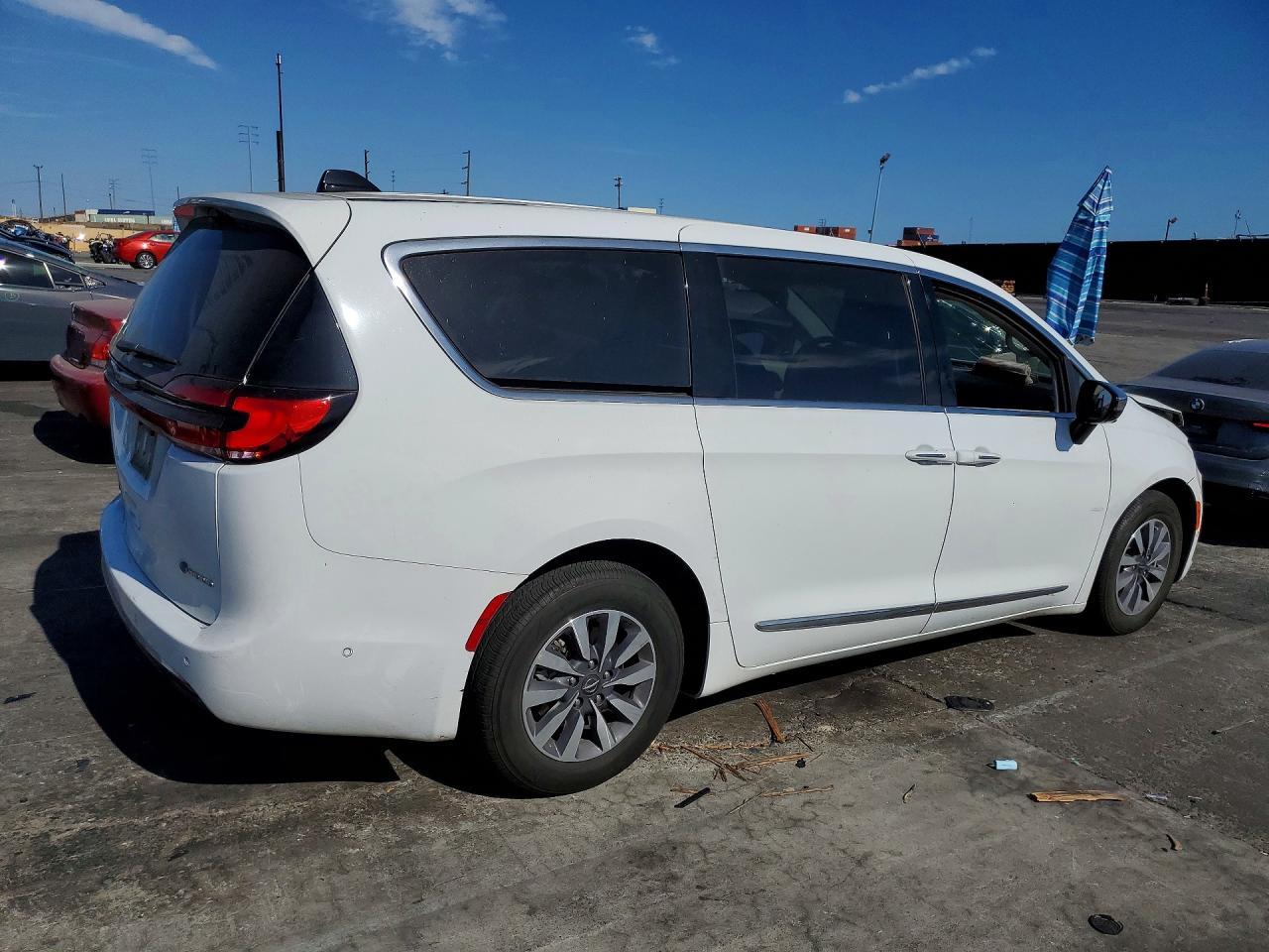 2023 Chrysler Pacifica Hybrid Limited - Image 3