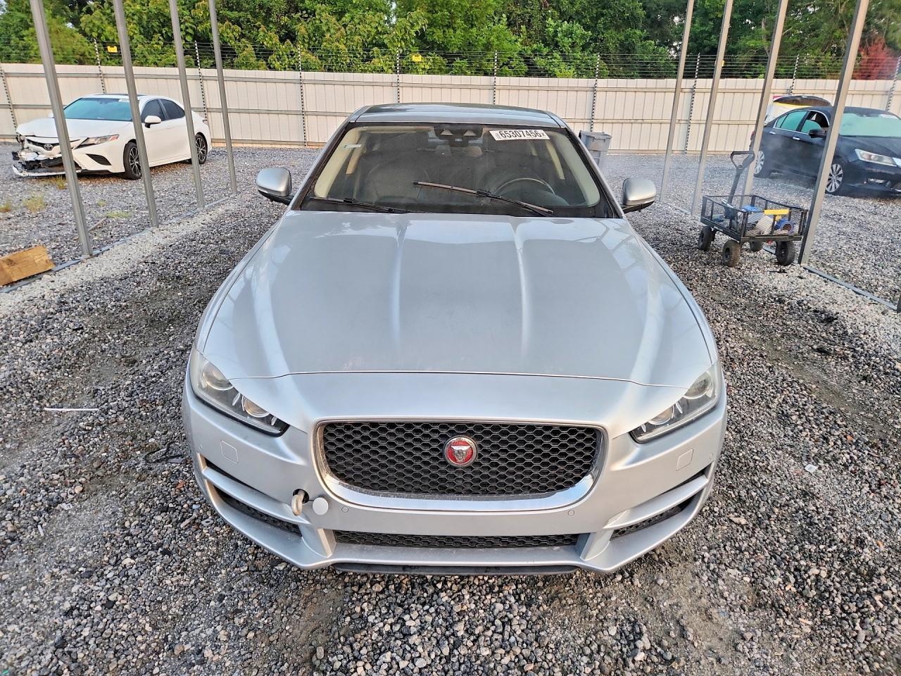 2018 Jaguar Xe Premium - Image 5