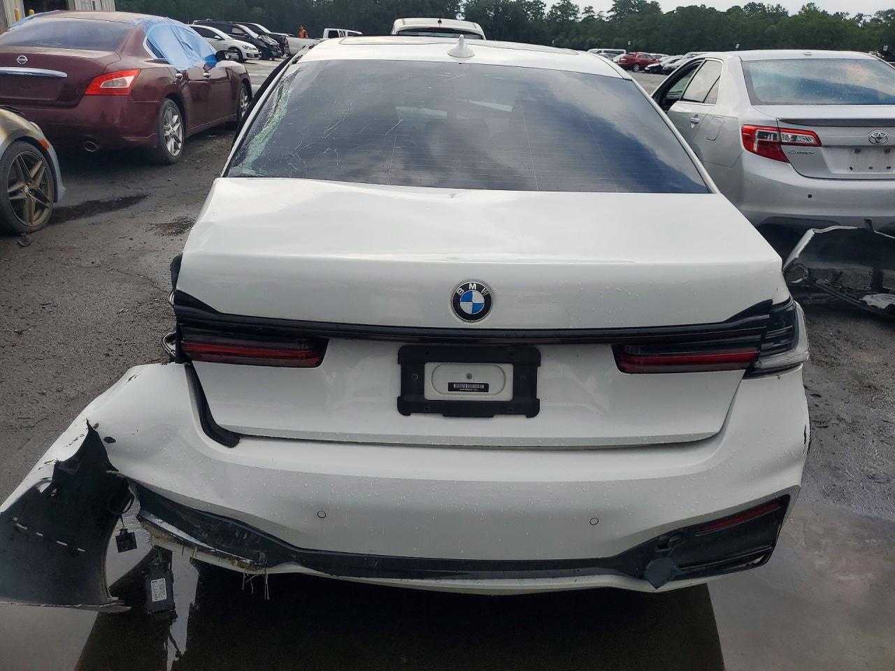 2022 BMW 750 Xi - Image 6