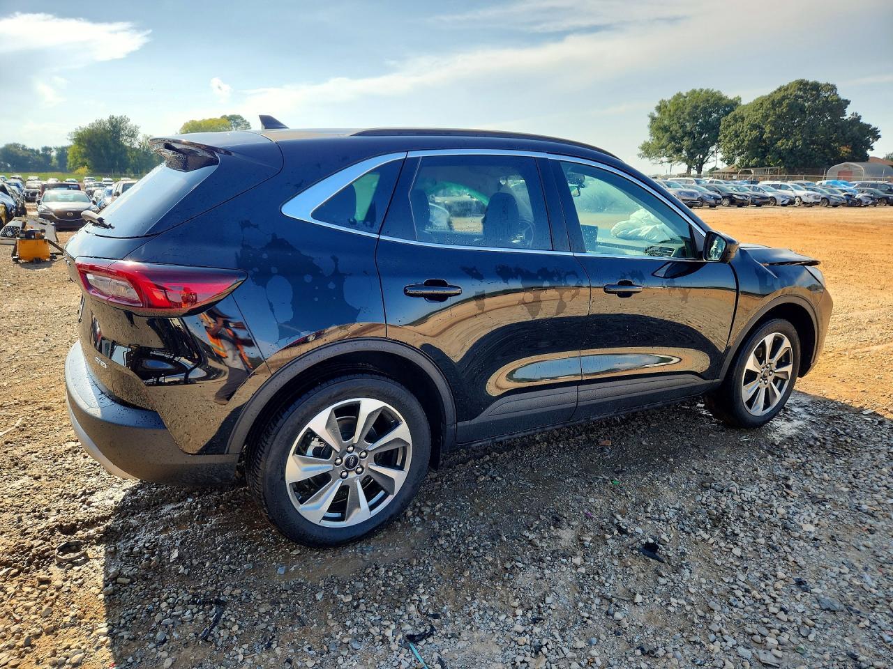 2023 Ford Escape Platinum - Image 3