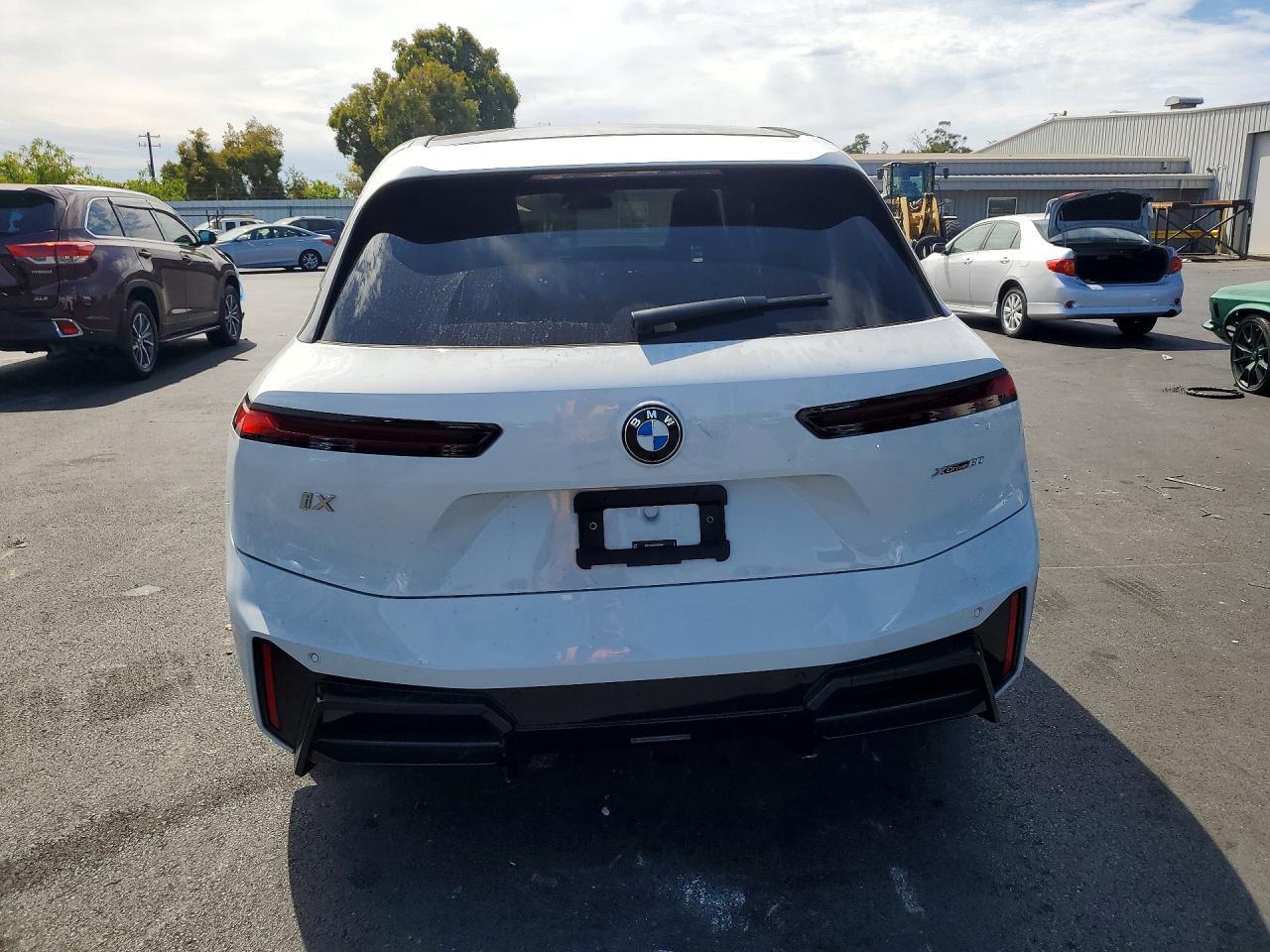 2026 BMW Ix xDrive60 - Фото 6