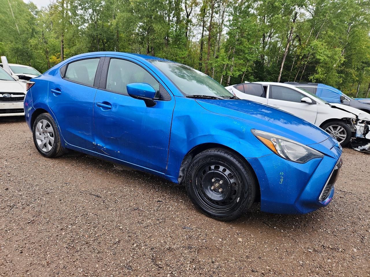 2016 Toyota Yaris 4D - Фото 4