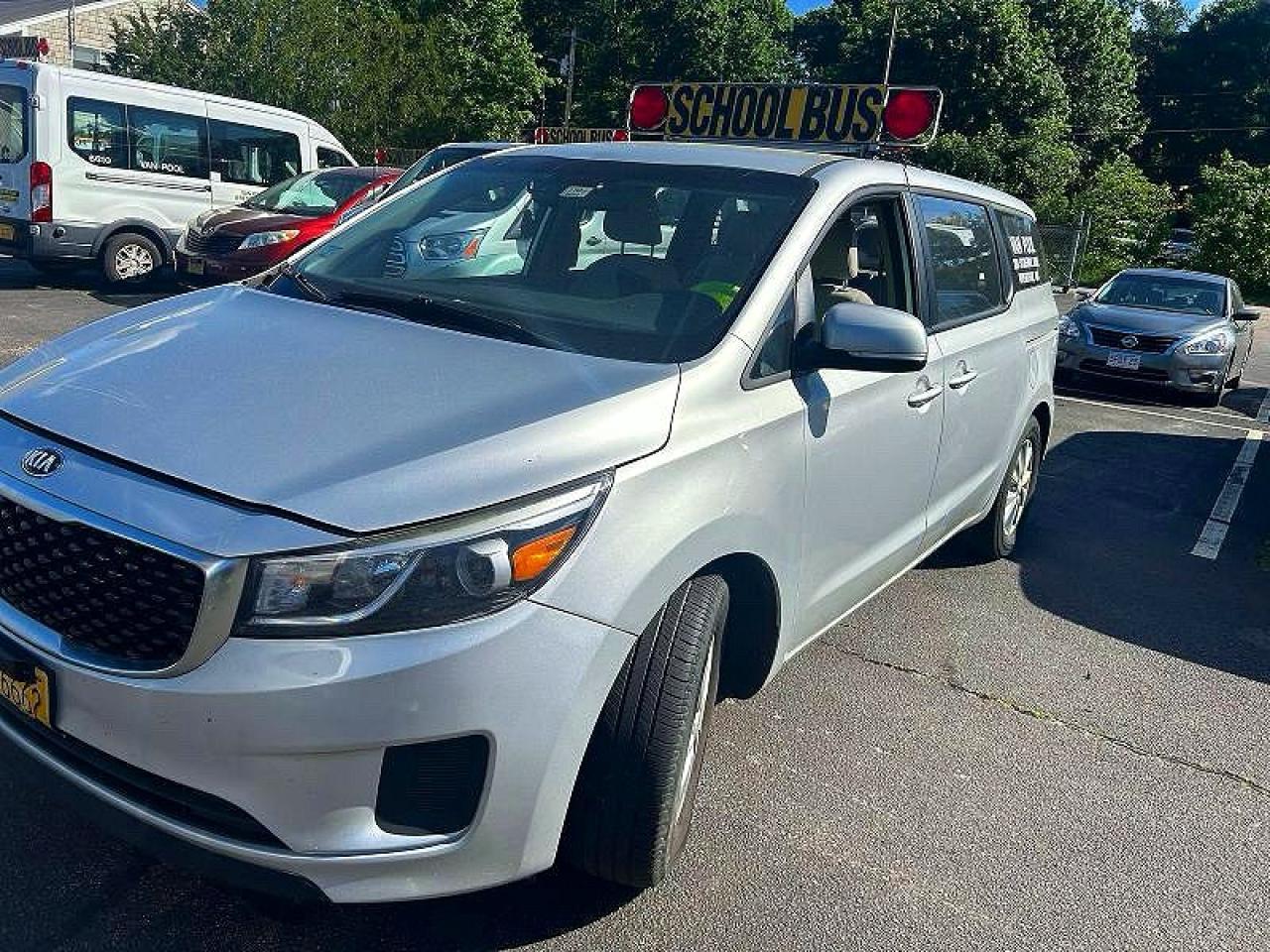 2017 Kia Sedona L - Image 2