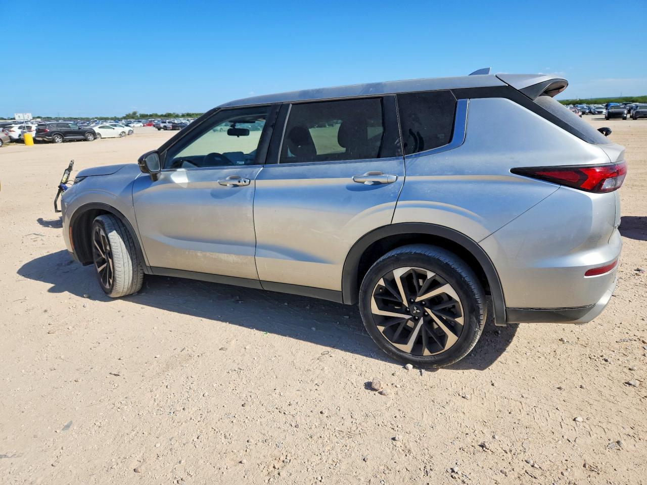 2022 Mitsubishi Outlander Se - Image 2