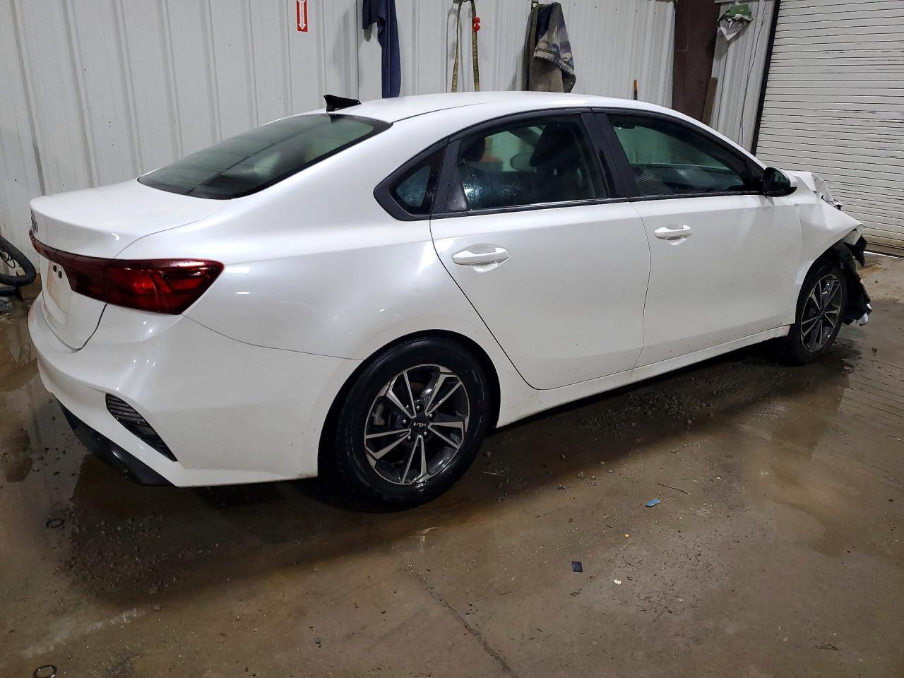 2024 Kia Forte Lxs - Image 3