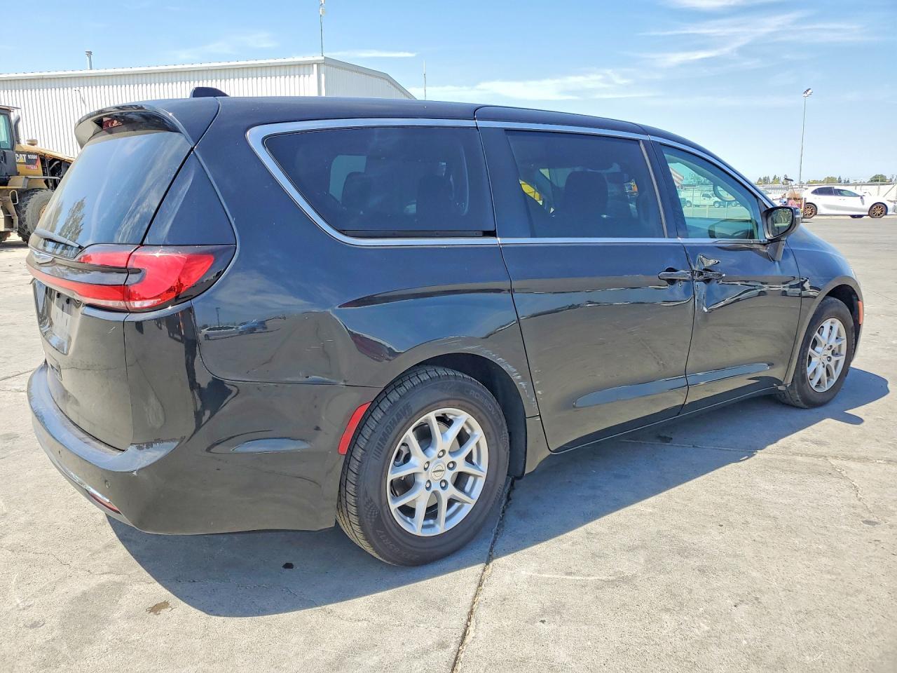 2023 Chrysler Pacifica Touring L - Фото 3