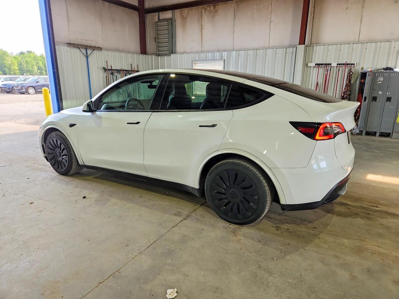 2023 Tesla Model Y - Фото 2