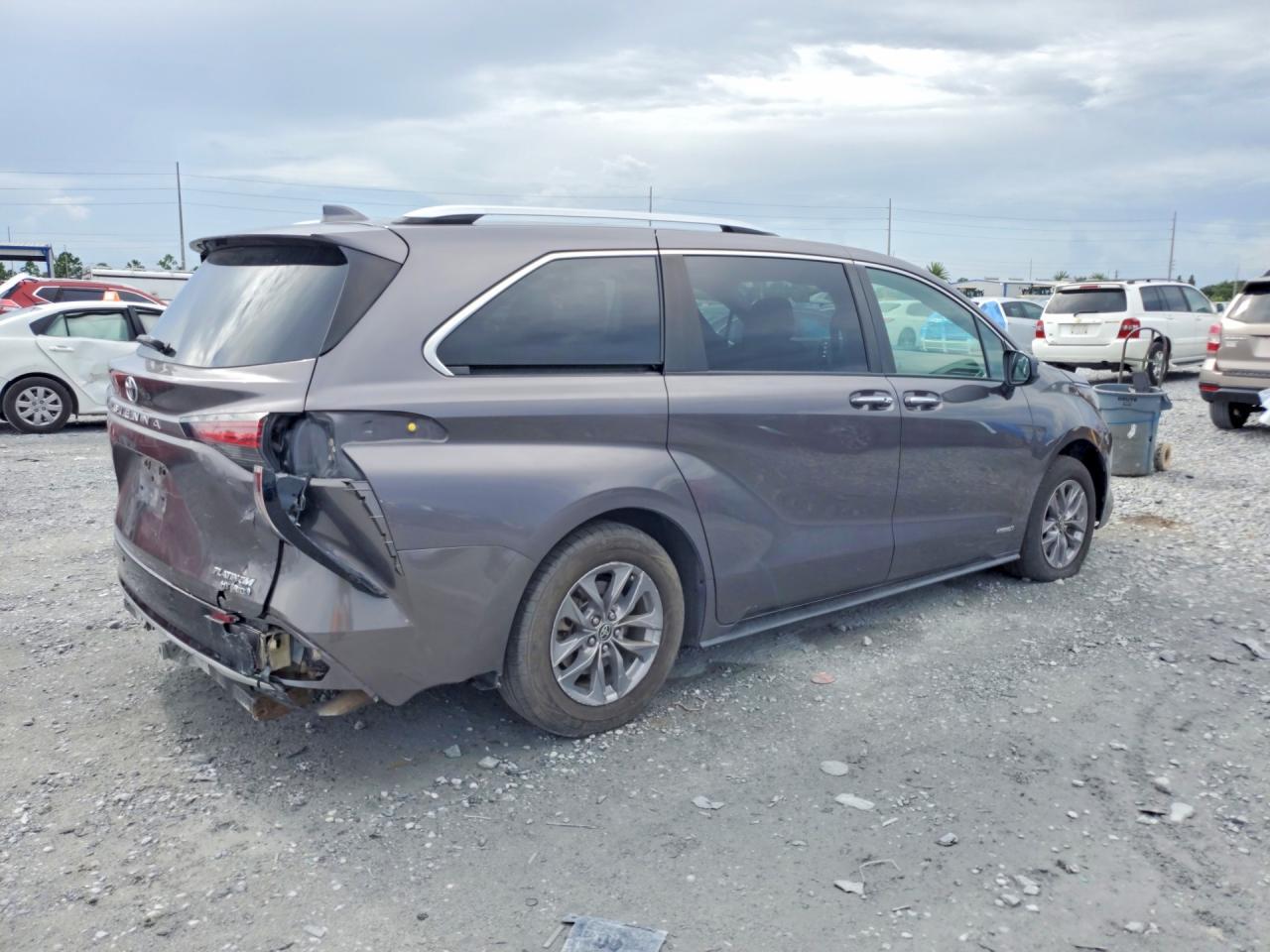 2021 Toyota Sienna Platinum 7-Passenger - Фото 3