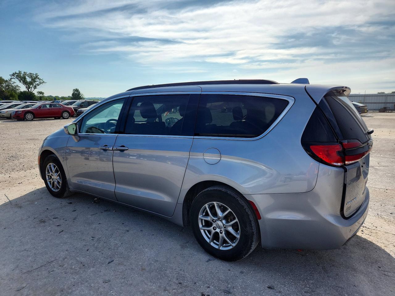 2021 Chrysler Pacifica Touring - Фото 2