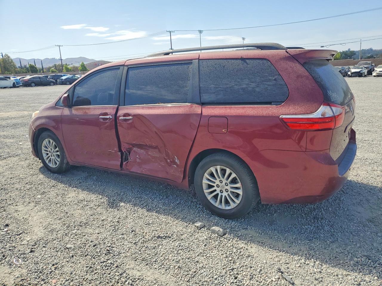2016 Toyota Sienna Xle Premium 8-Passenger - Image 2