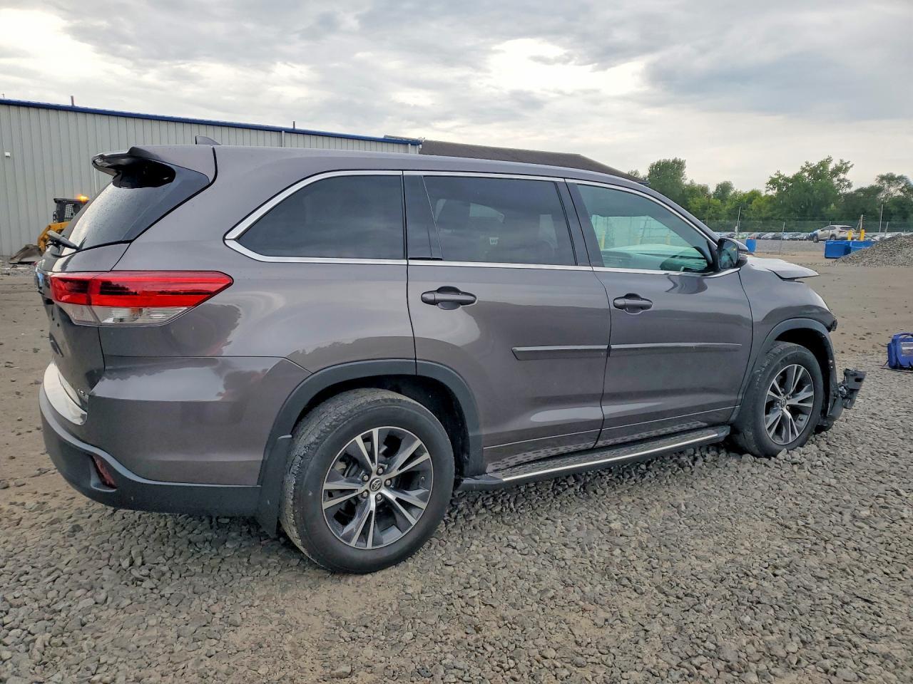 2017 Toyota Highlander Le Plus - Фото 3