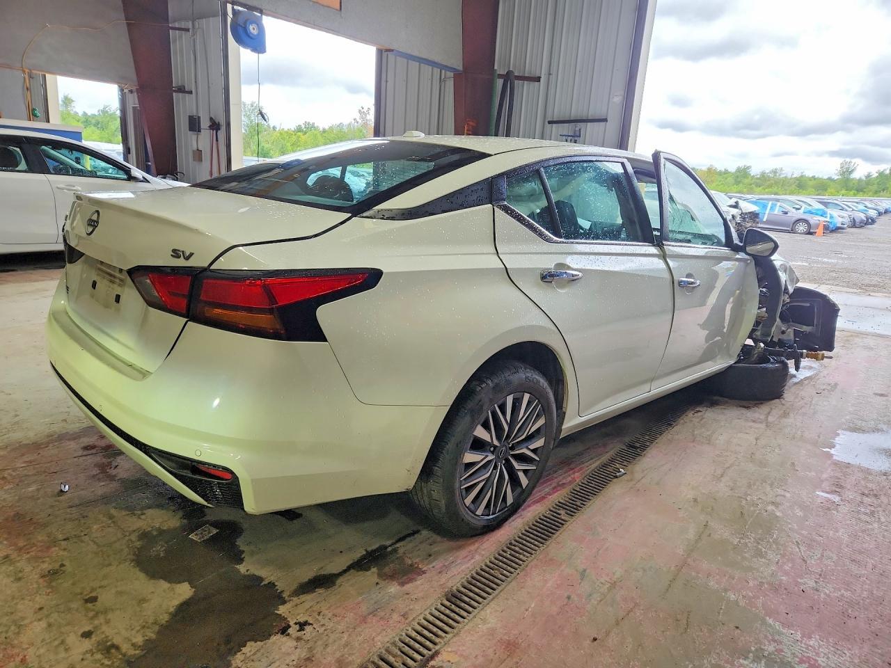 2023 Nissan Altima Sv - Image 3