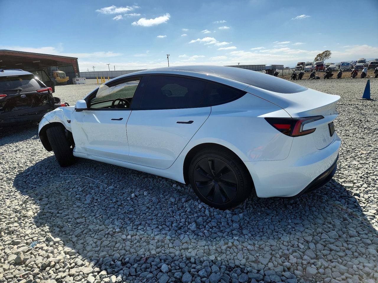 2026 Tesla Model 3 - Фото 2