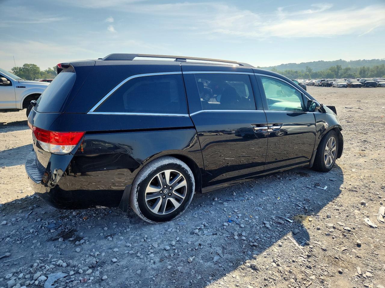 2016 Honda Odyssey Touring - Image 3