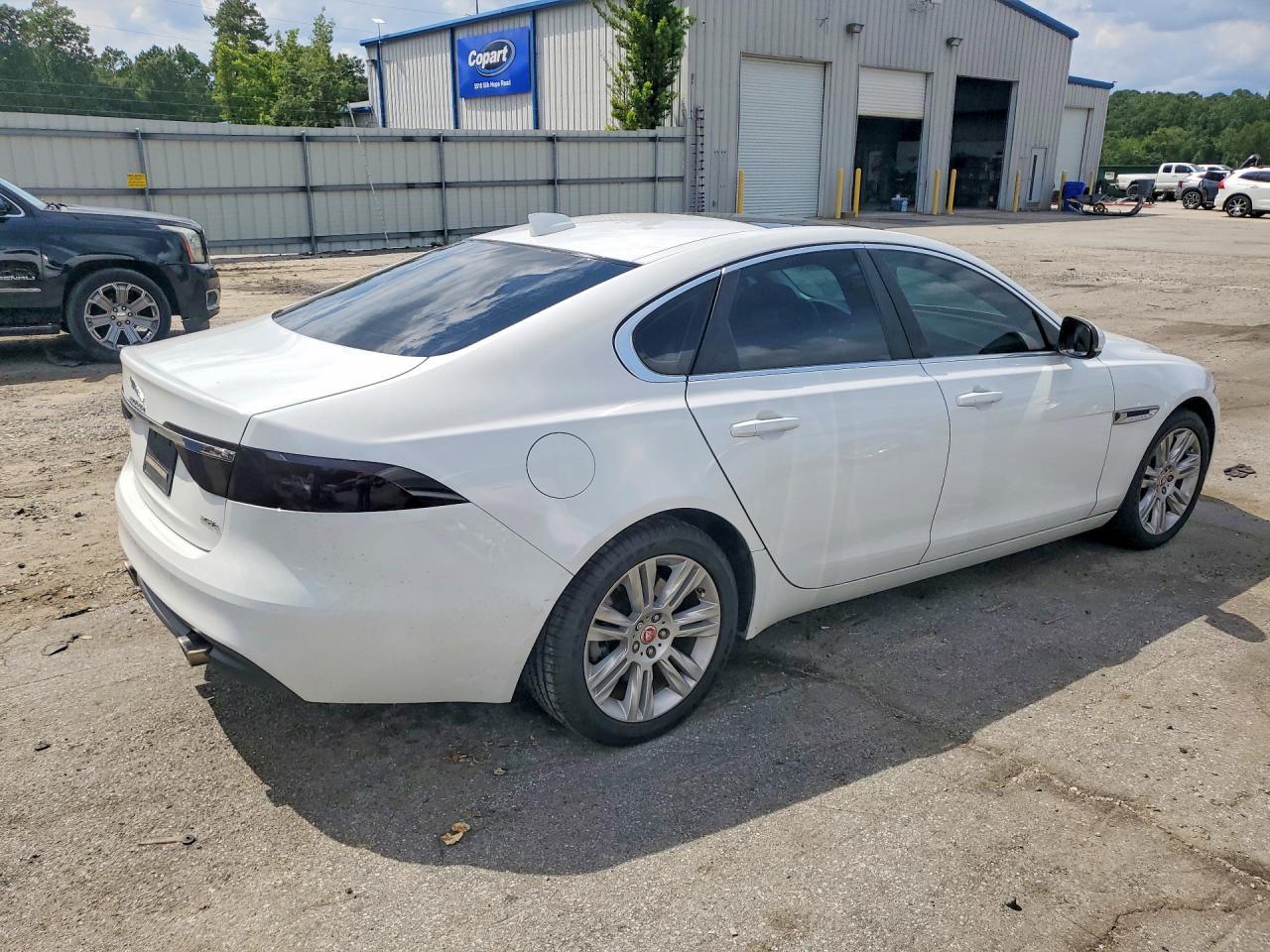 2017 Jaguar Xf Premium - Фото 3