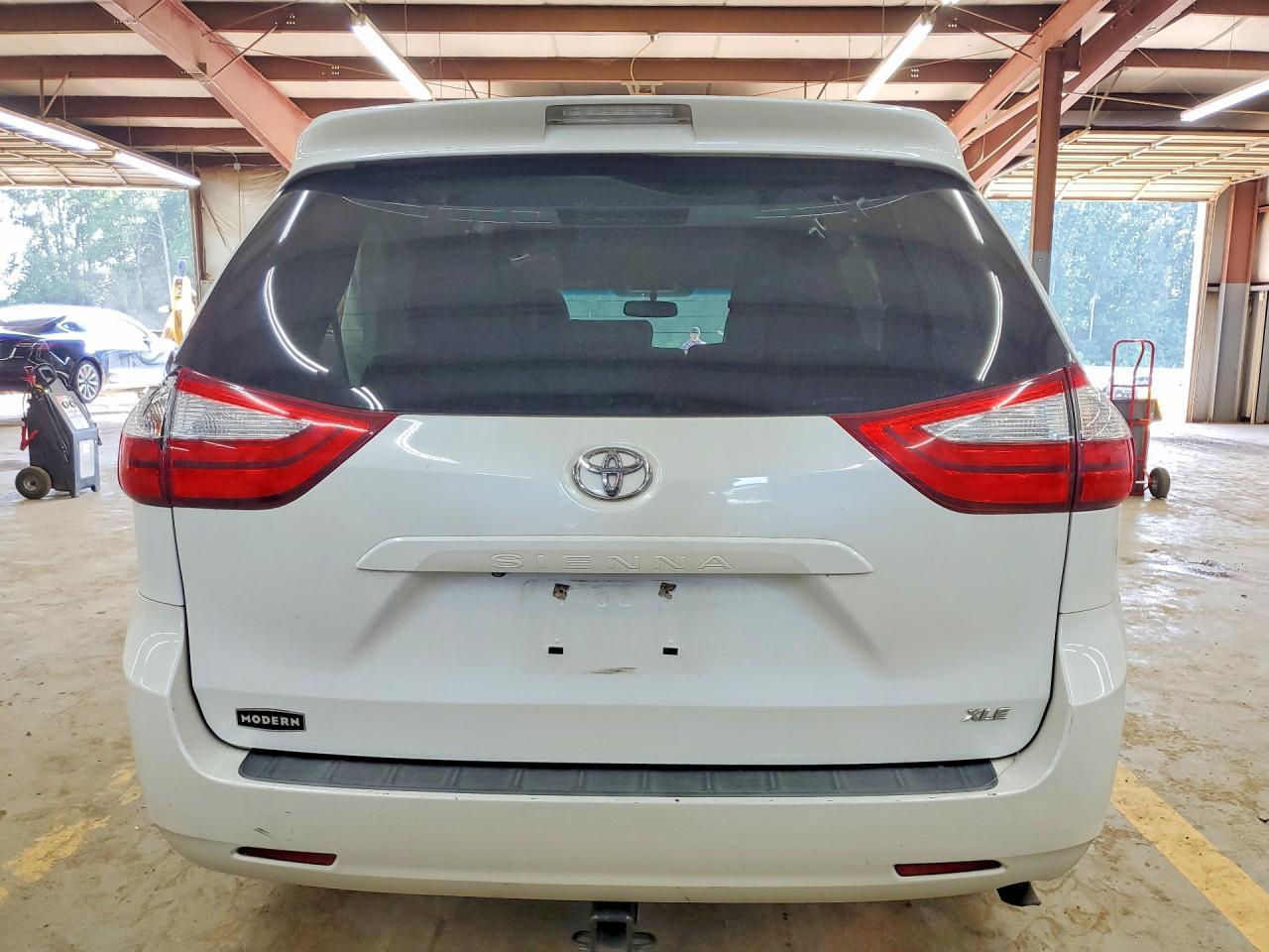 2015 Toyota Sienna Xle 8-Passenger - Image 6