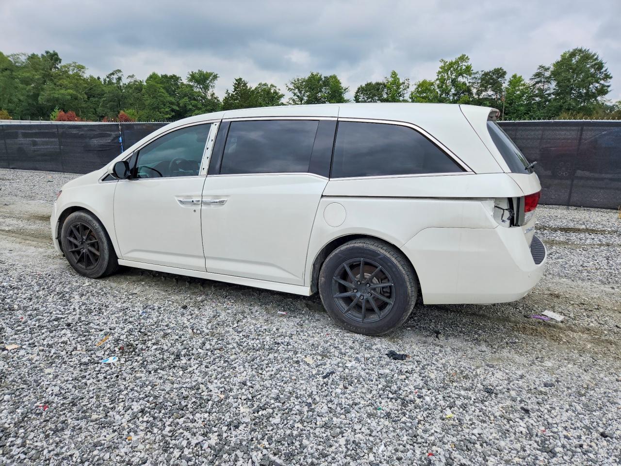 2016 Honda Odyssey Touring - Image 2