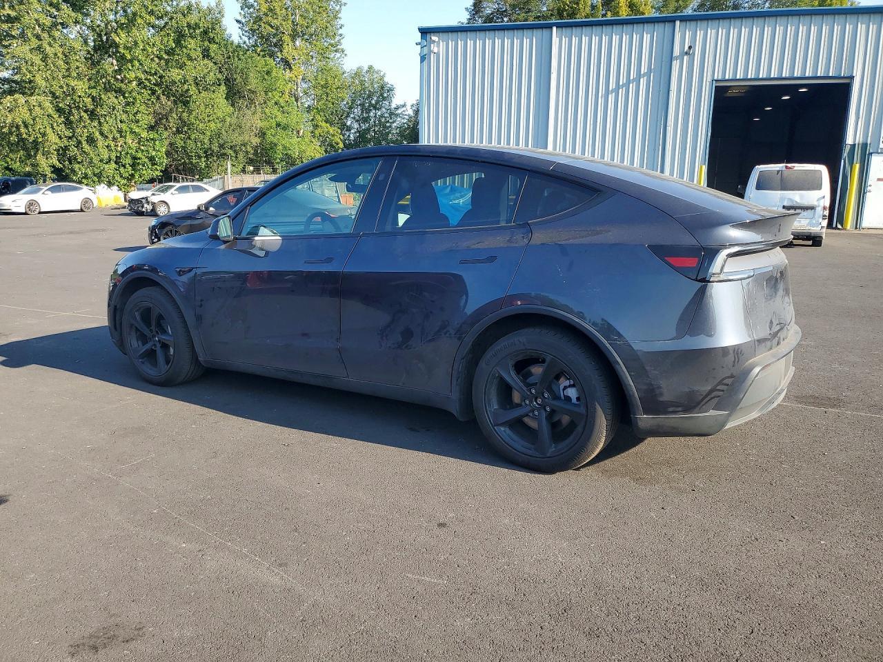 2026 Tesla Model Y - Фото 2