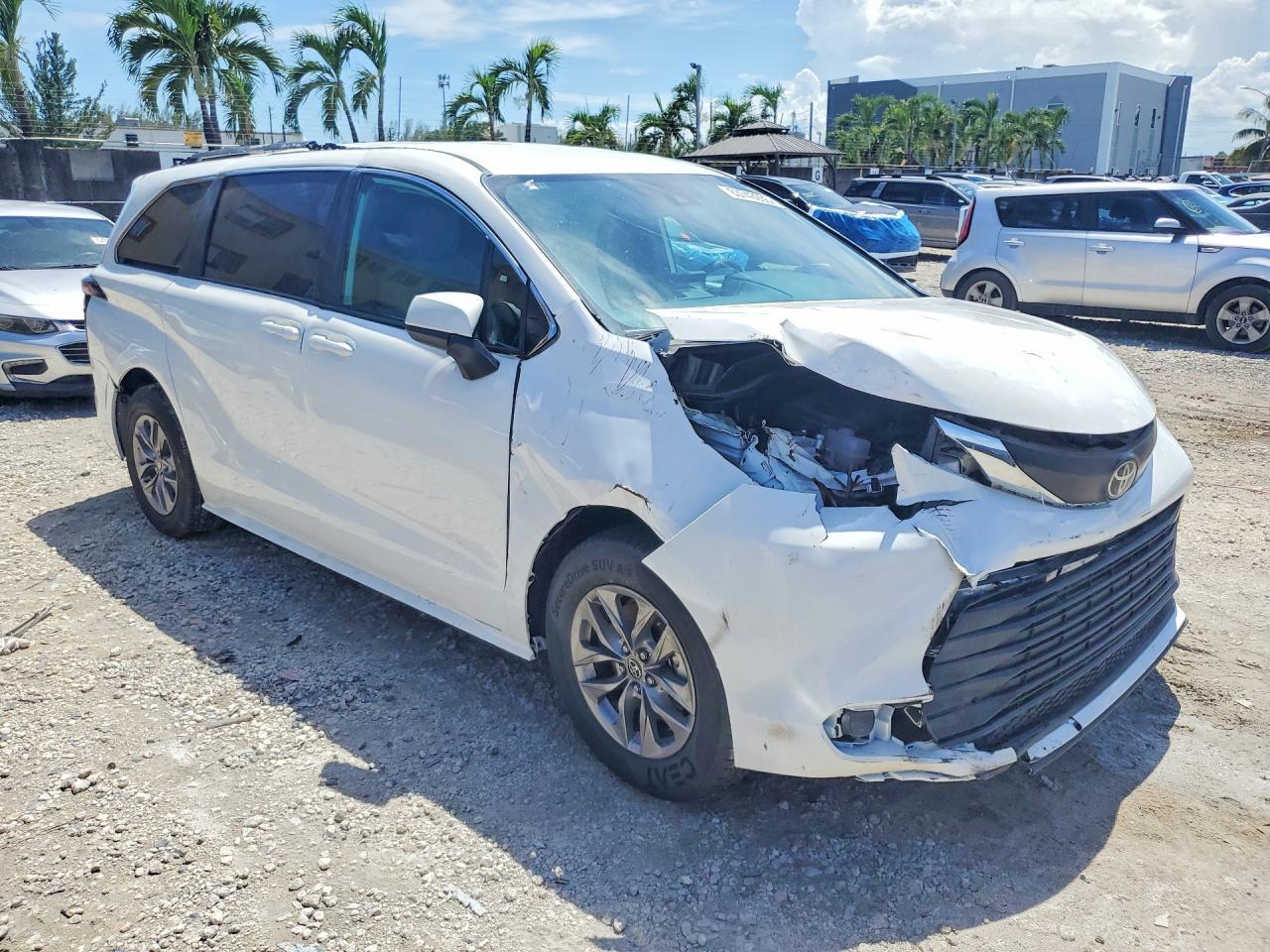 2026 Toyota Sienna Le - Image 4