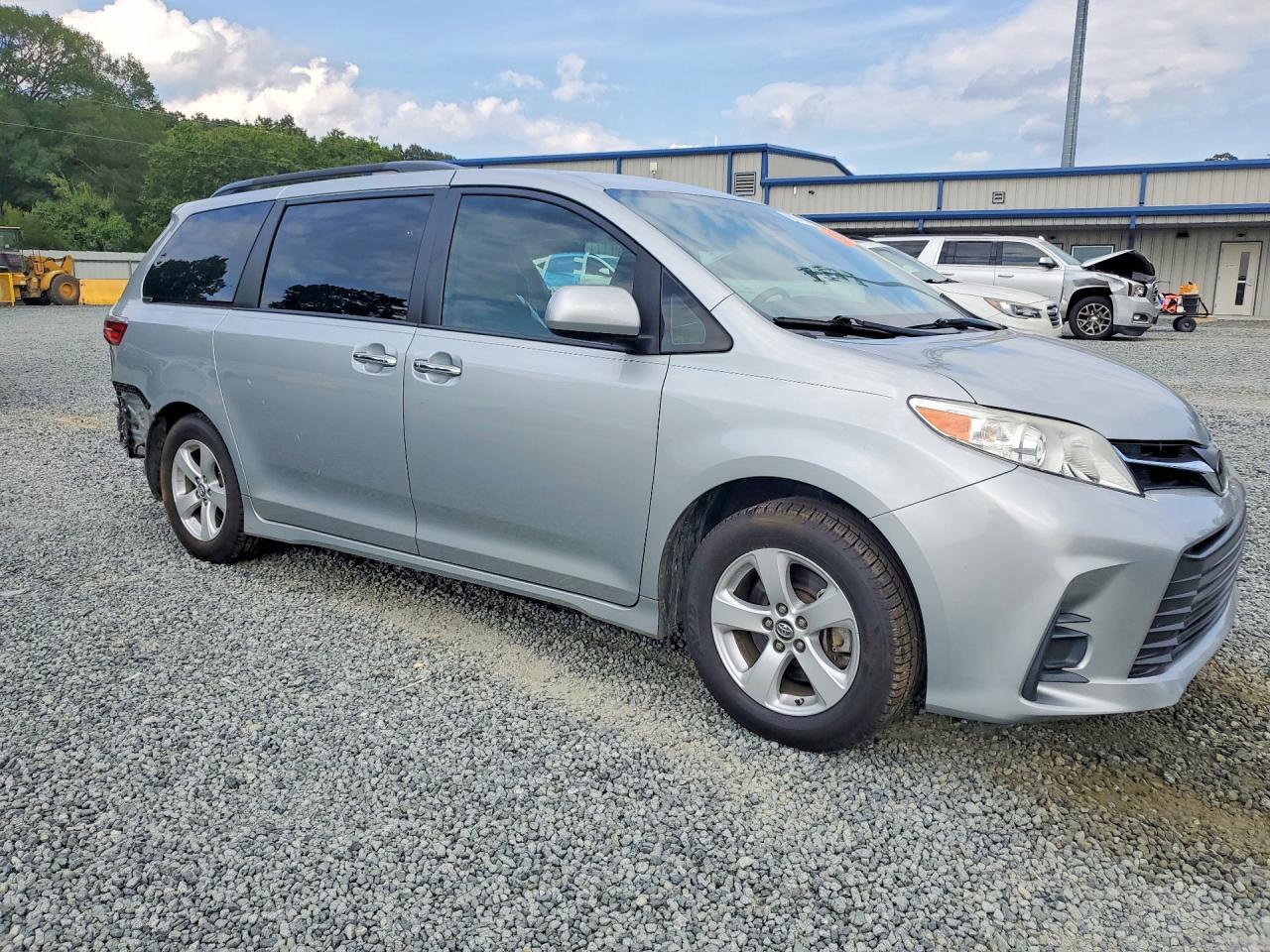 2020 Toyota Sienna Le - Image 4
