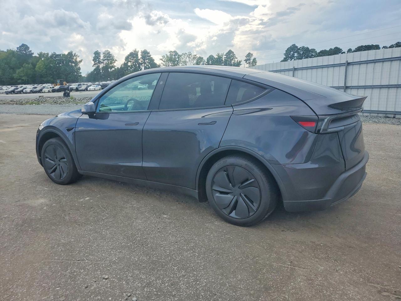 2026 Tesla Model Y - Фото 2
