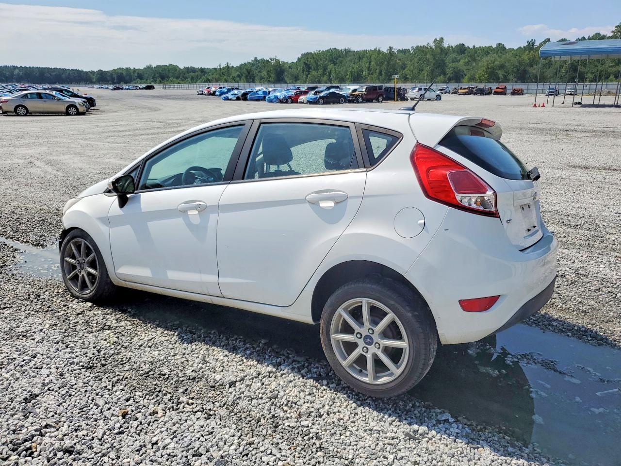 2016 Ford Fiesta Se - Image 2