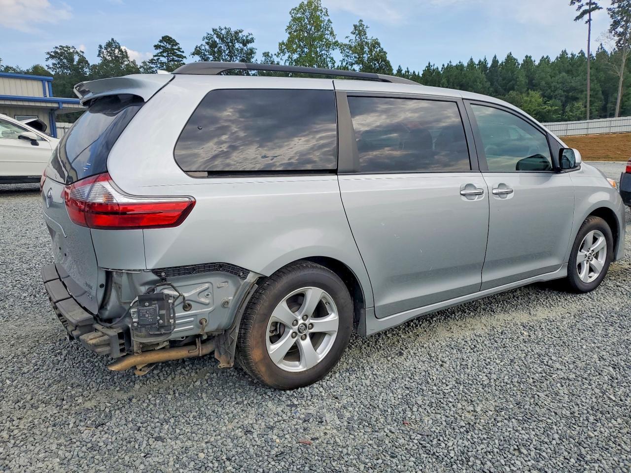 2020 Toyota Sienna Le - Image 3