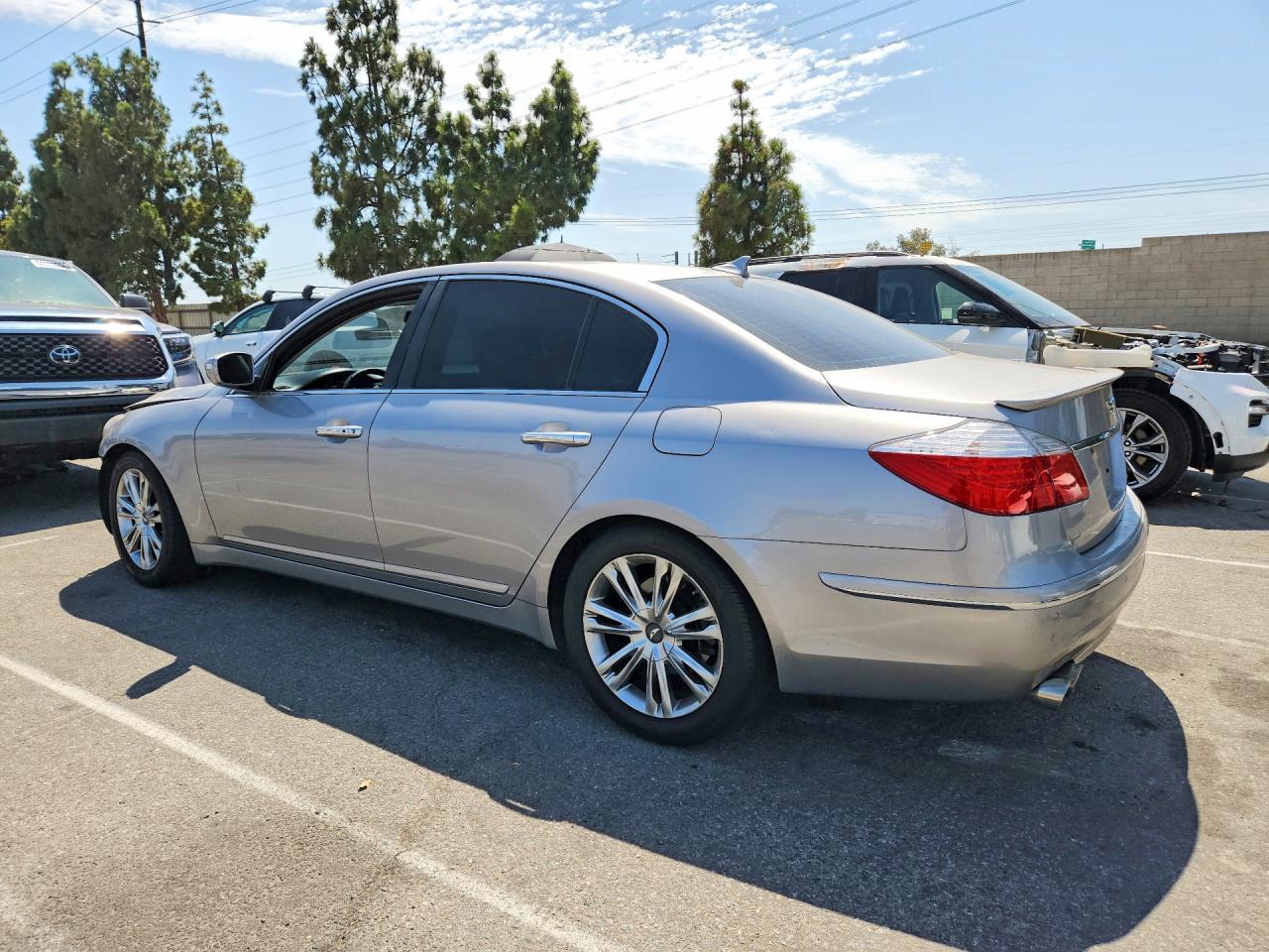 2011 Hyundai Genesis 3.8L - Фото 2