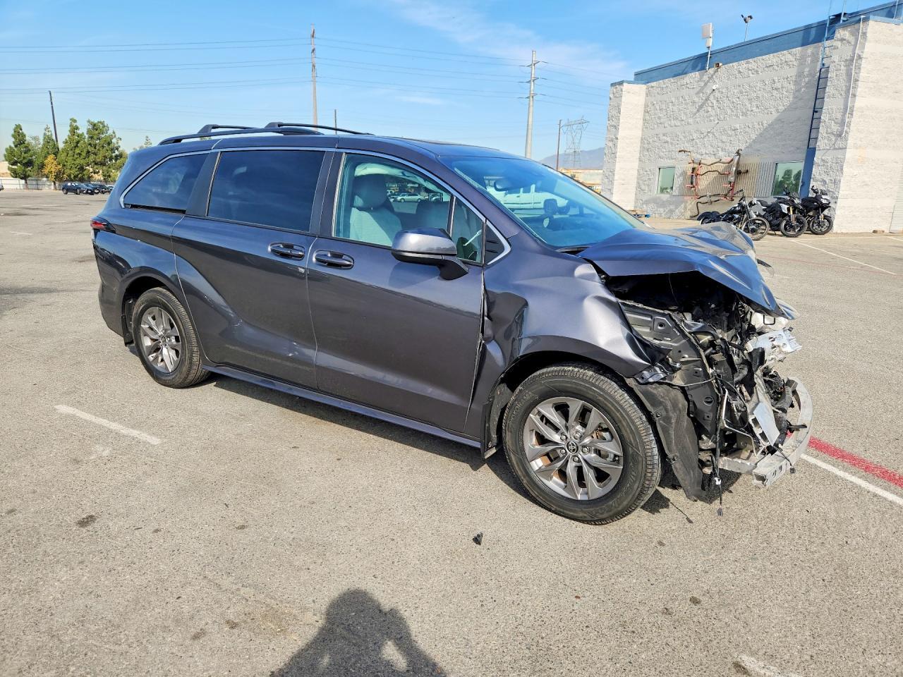 2025 Toyota Sienna Le - Image 4