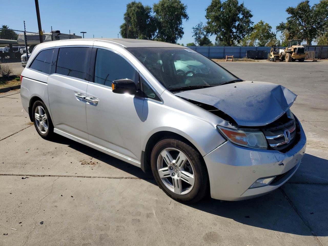 2013 Honda Odyssey Touring - Image 4