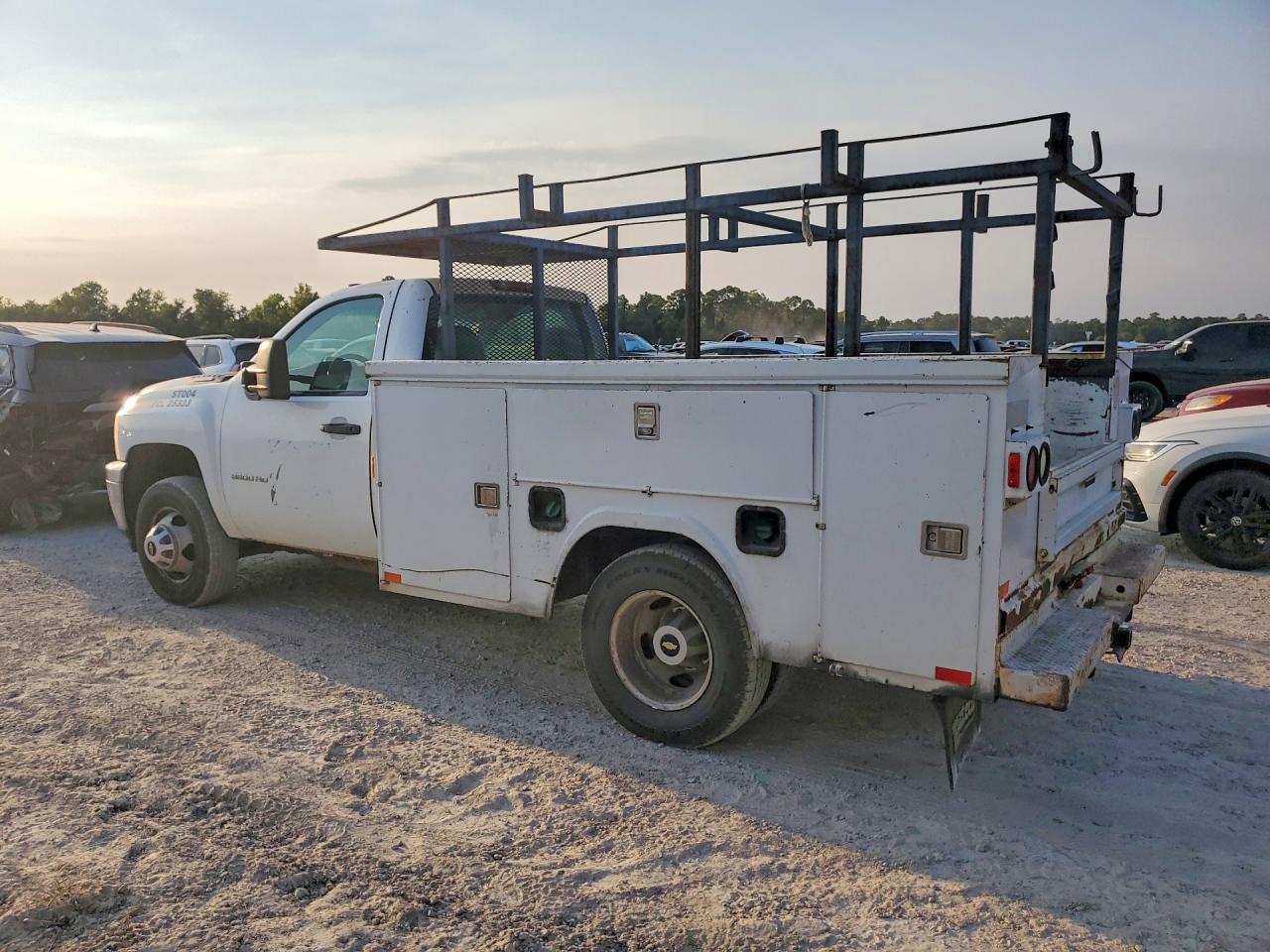 2013 Chevrolet Silverado C3500 - Фото 2