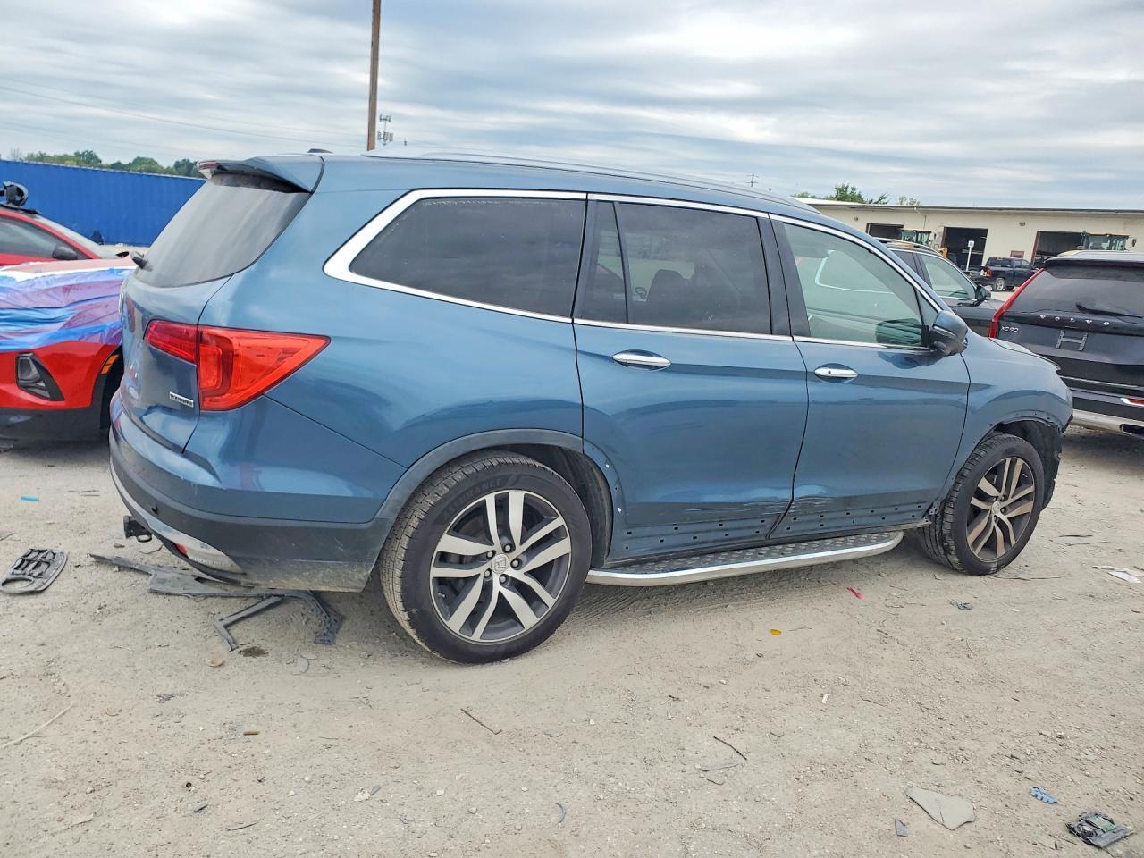 2018 Honda Pilot Touring - Image 3