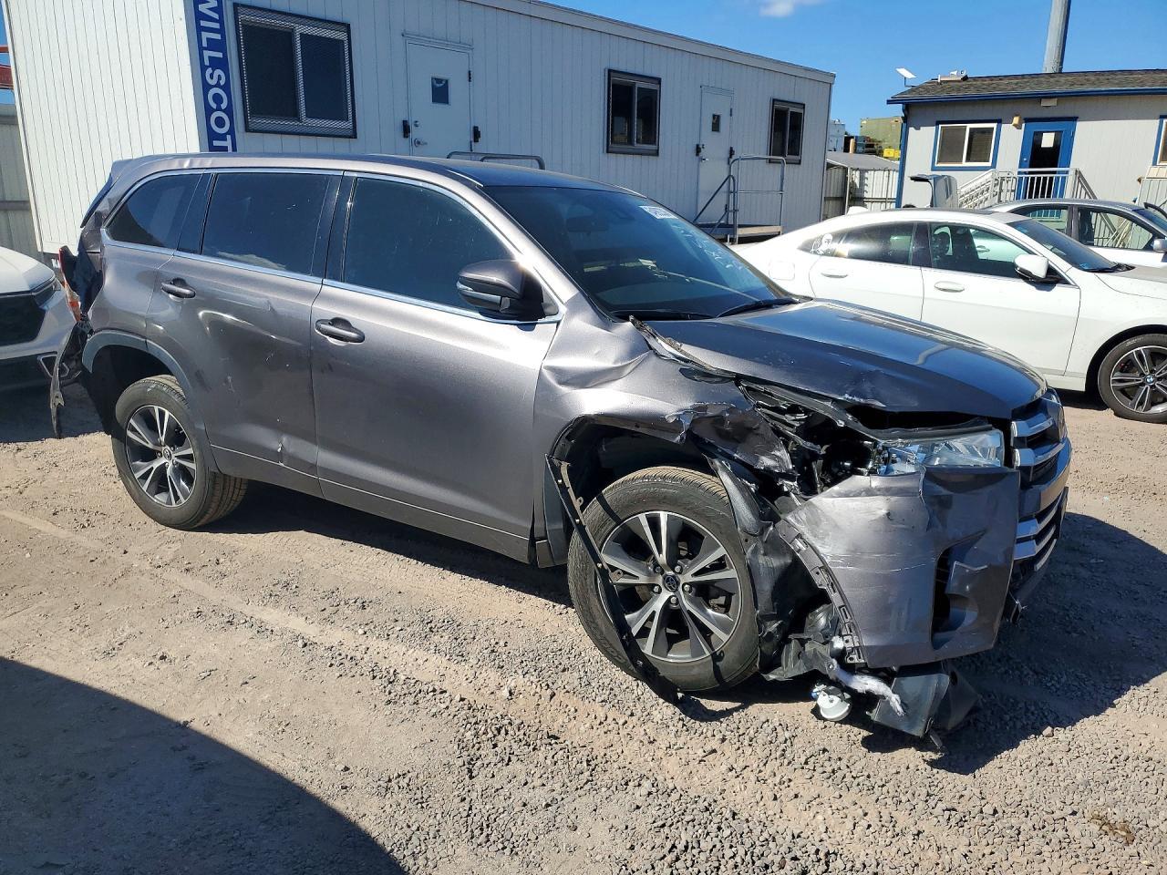 2017 Toyota Highlander Le - Image 4