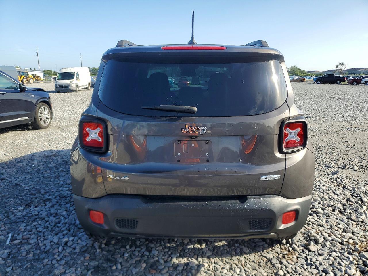 2017 Jeep Renegade Latitude - Image 6