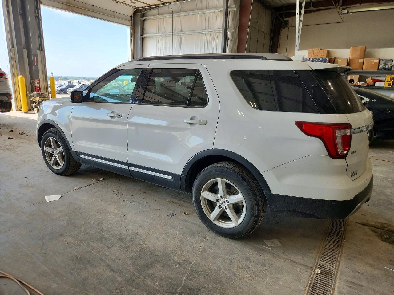 2017 Ford Explorer Xlt - Image 2