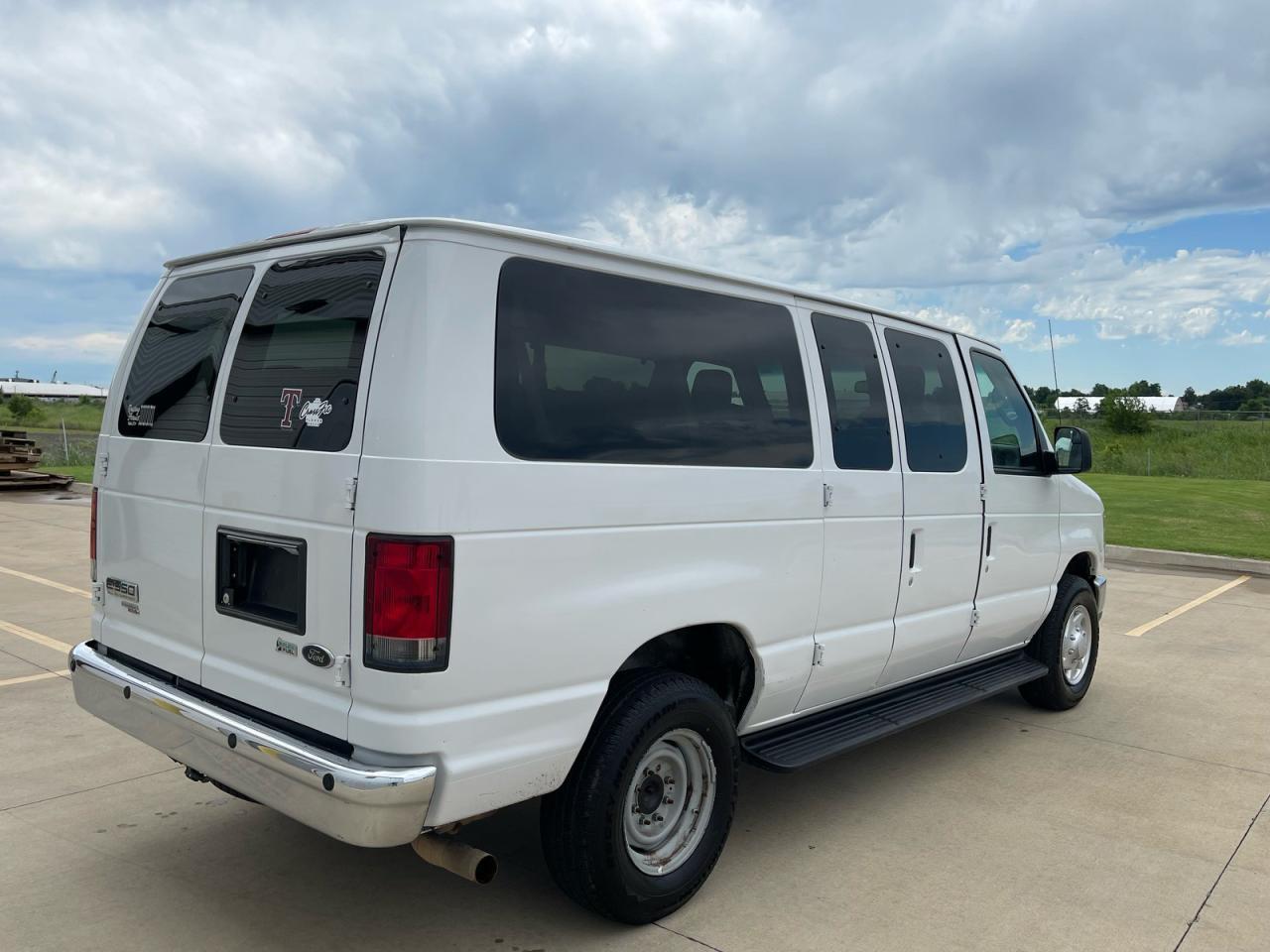 2013 Ford Econoline E350 Super Duty Wagon - Image 4