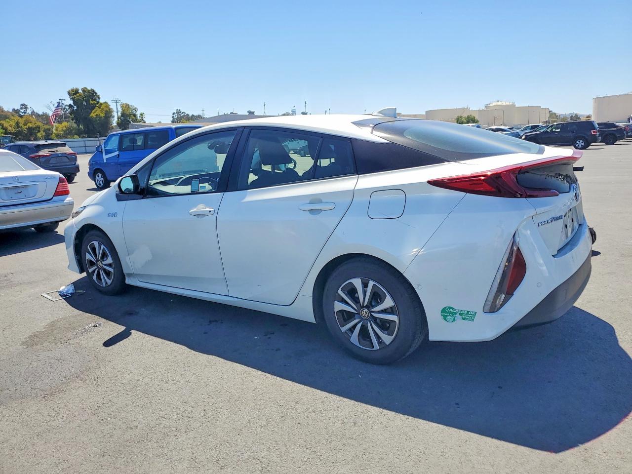 2017 Toyota Prius Prime Advanced - Image 2