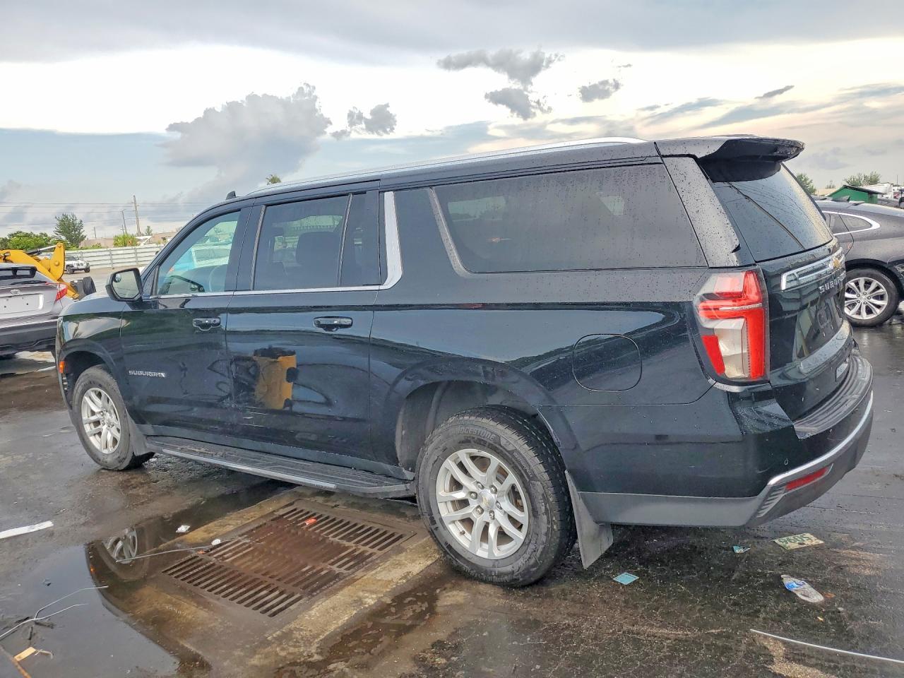 2021 Chevrolet Suburban K1500 Lt - Image 2