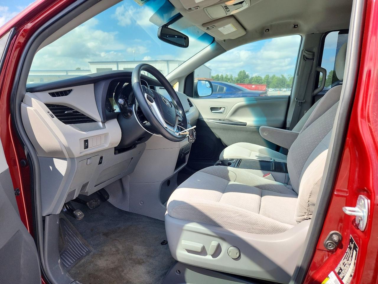 2017 Toyota Sienna Le - Image 7