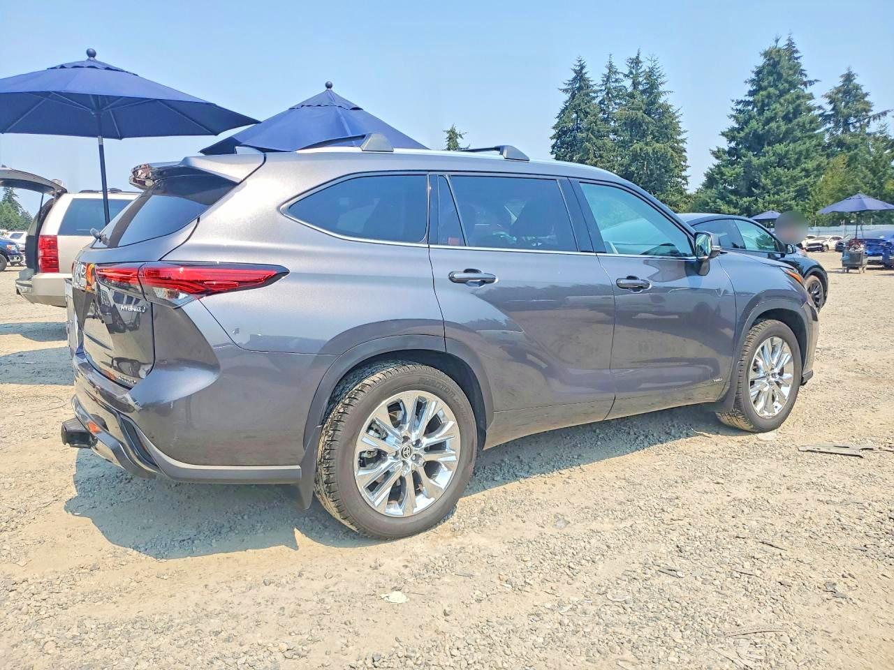 2023 Toyota Highlander Hybrid Limited - Image 3