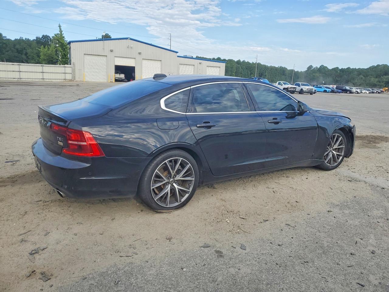 2018 Volvo S90 T5 Momentum - Image 3