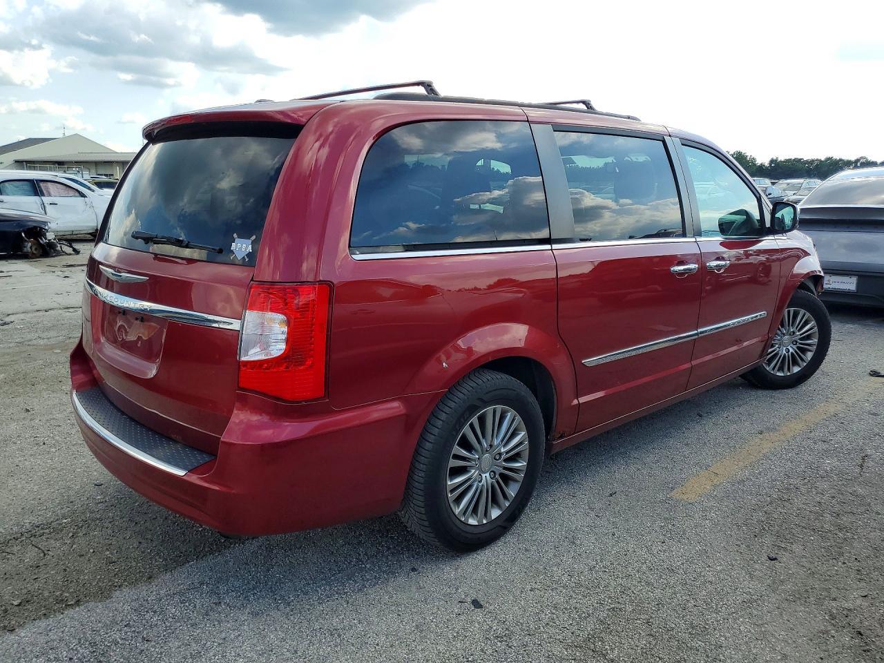 2014 Chrysler Town & Country Touring L - Фото 3