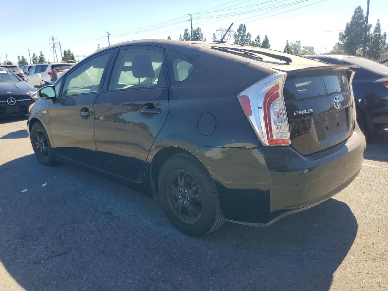 2015 Toyota Prius Three - Фото 2