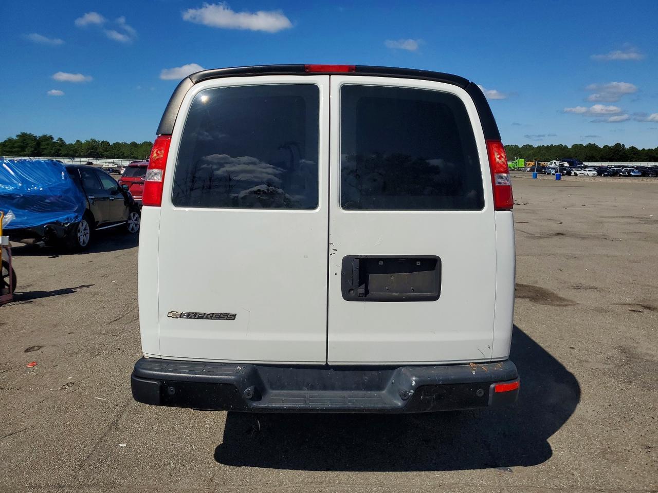 2019 Chevrolet Express G2500 Delivery Van - Image 6