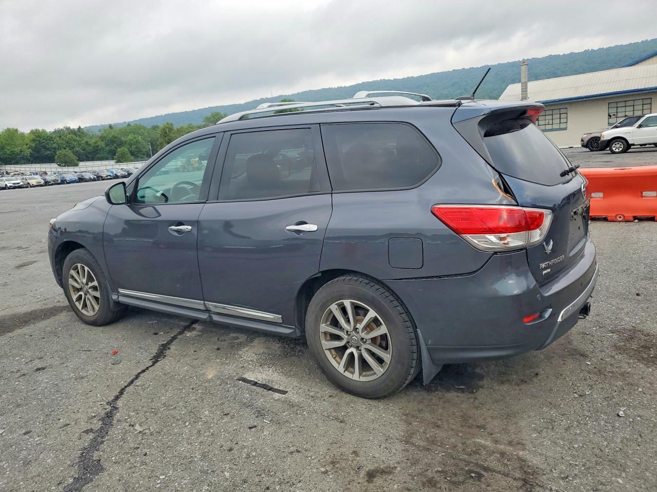 2013 Nissan Pathfinder S - Фото 2