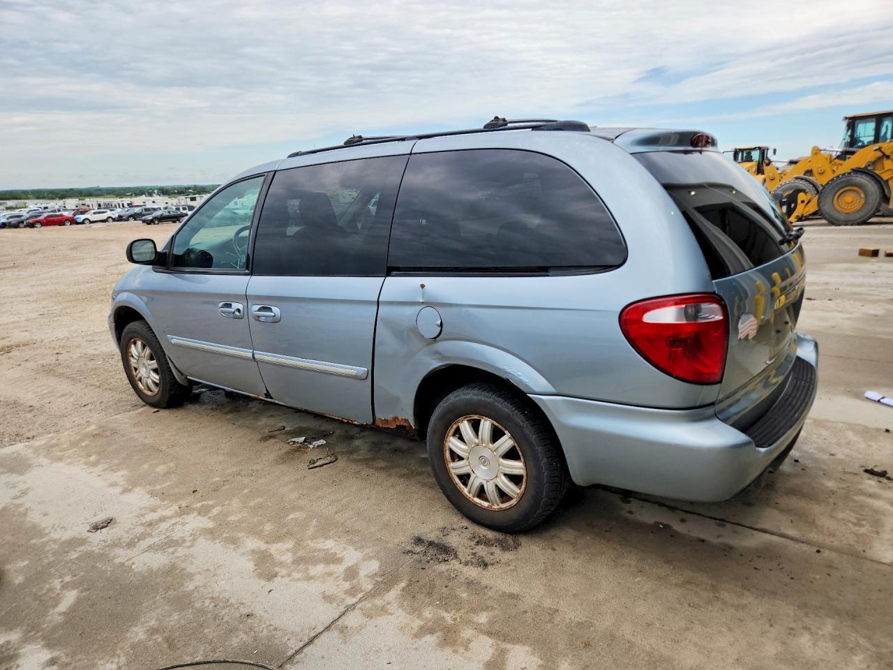 2006 Chrysler Town & Country Touring - Image 2