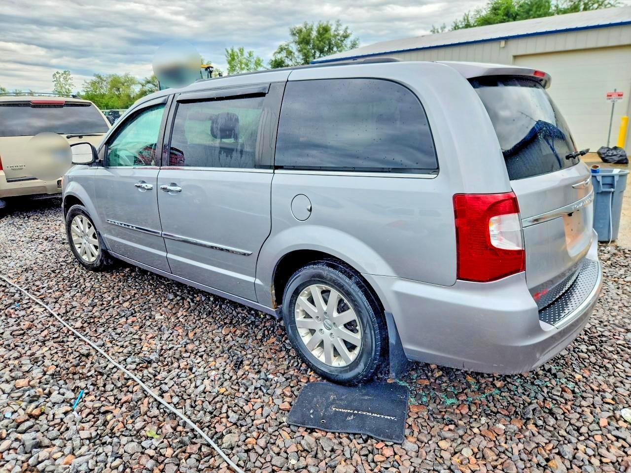 2014 Chrysler Town & Country Touring - Фото 2