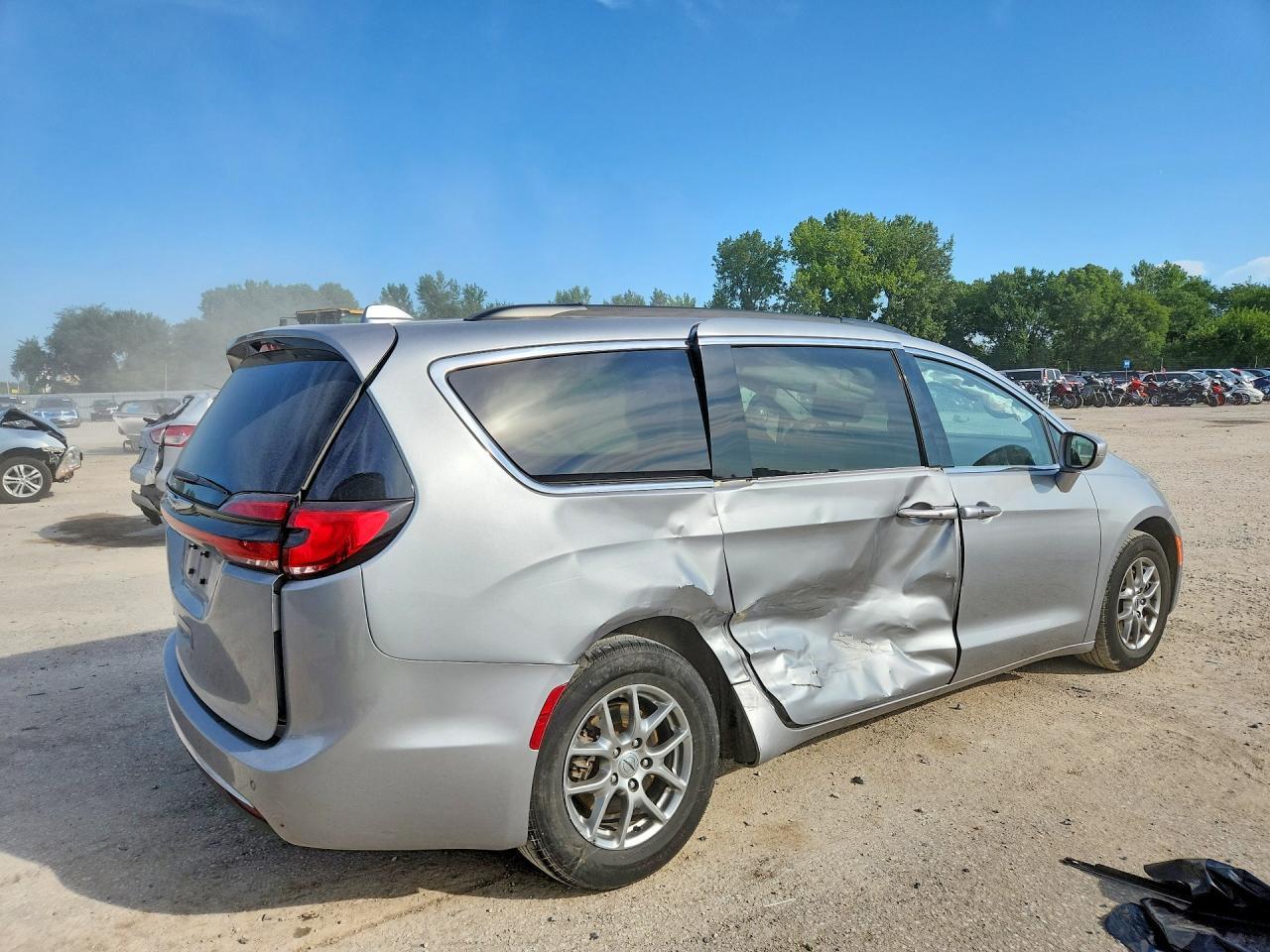 2021 Chrysler Pacifica Touring - Фото 3